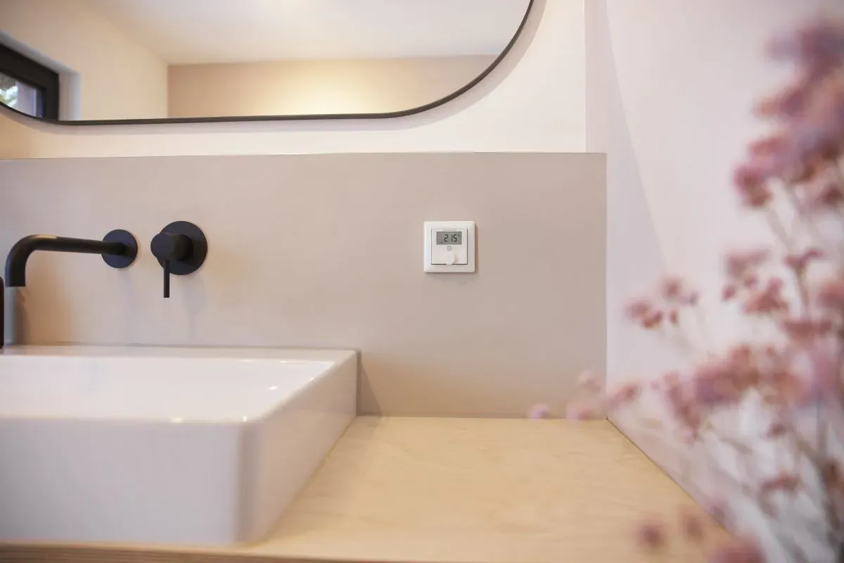 Nástenný termostat Homematic IP so senzorom vlhkosti v modernej kúpeľni