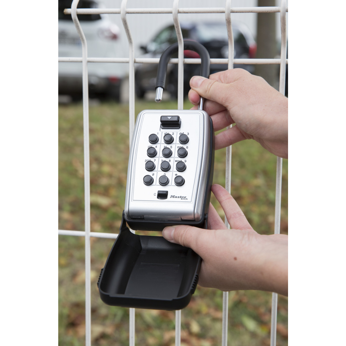 Master Lock 5422EURD &ndash; přenosný klíčový trezor s třmenem